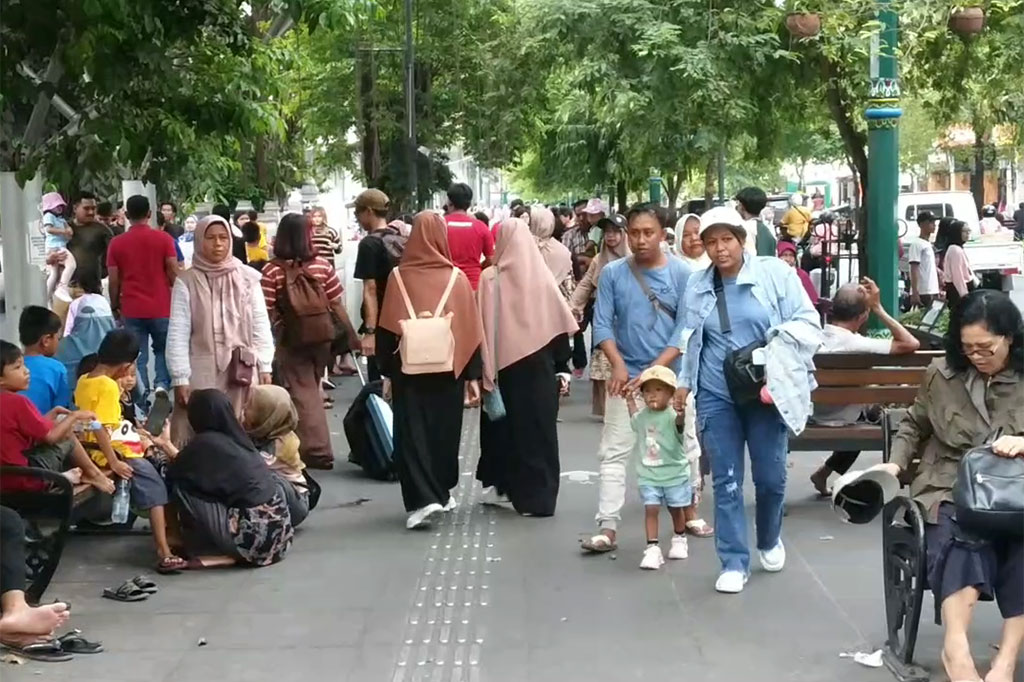 Wisatawan mengunjungi Malioboro untuk berjalan-jalan, berswa foto, hingga berburu oleh-oleh khas di kawasan ikonik di Yogyakarta ini.