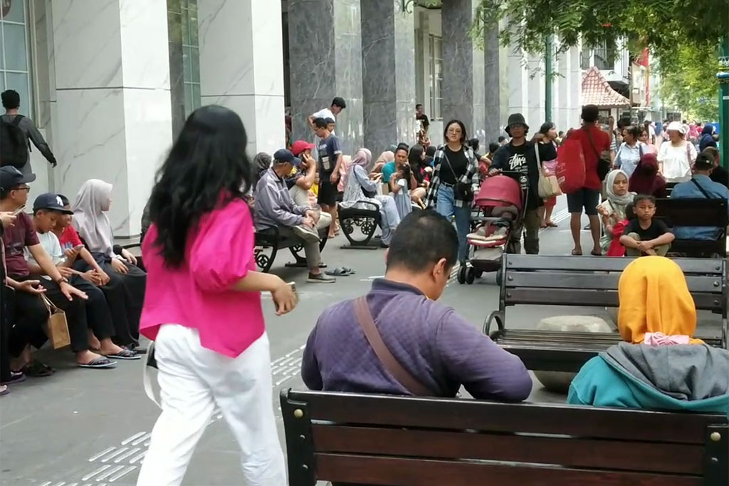 Peningkatan kunjungan wisatawan di kawasan Malioboro sudah terjadi sejak awal libur panjang Sabtu, 23 Desember kemarin. Di lokasi wisata ini, keramaian wisatwan mulai terjadi di jalur pedestrian dan tempat usaha belanja oleh-oleh di Teras Malioboro Dua.