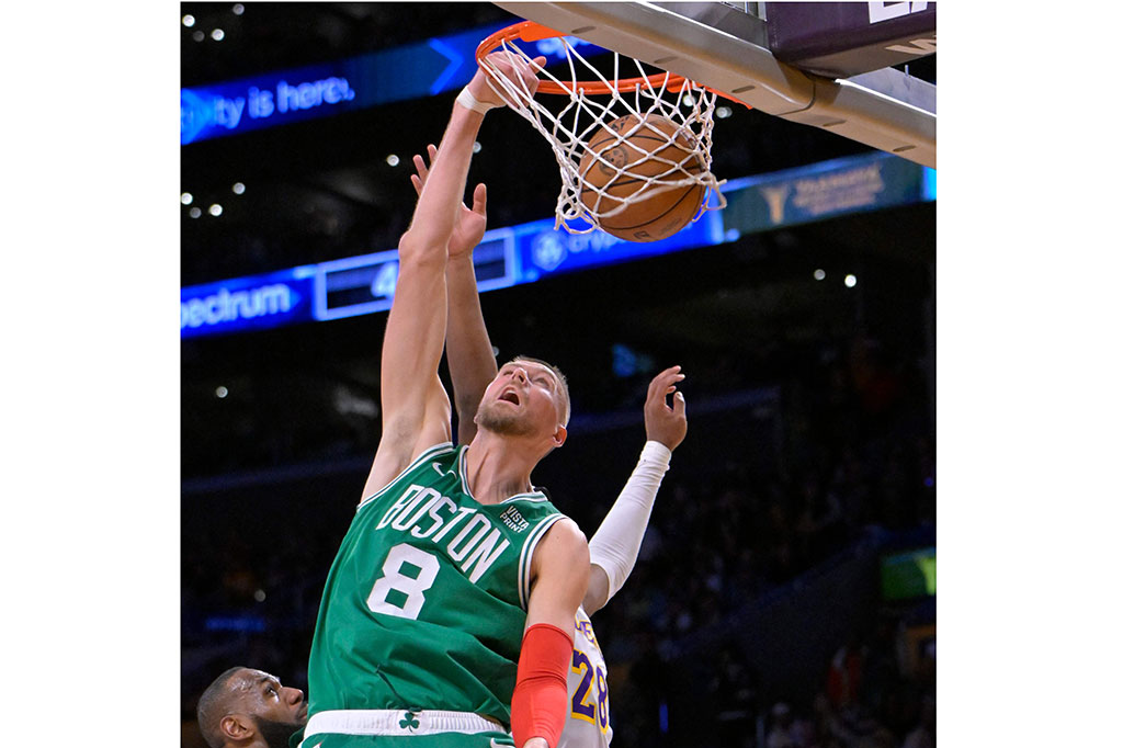 Kristaps Porzingis mencetak 28 poin dan 11 rebound.