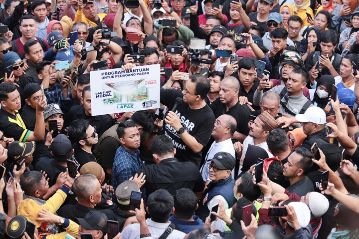 Calon Presiden nomor urut satu Anies Baswedan menggaungkan bantuan sosial (Bansos) Plus kepada para pedagang dan pembeli yang ada di pasar Flamboyan Pontianak, sebagai salah satu program unggulannya yang akan dilaksanakan jika terpilih menjadi presiden periode 2024-2029 nanti.