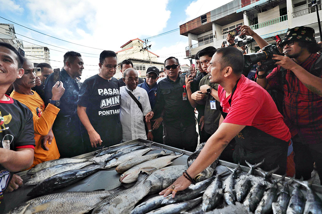 Pada kesempatan itu, Anies menilai bantuan sosial (bansos) bukanlah solusi untuk mengatasi masalah kemiskinan. Karena menurutnya, kemiskinan selama ini dipandang sebagai masalah sosial, bukan masalah ekonomi. 