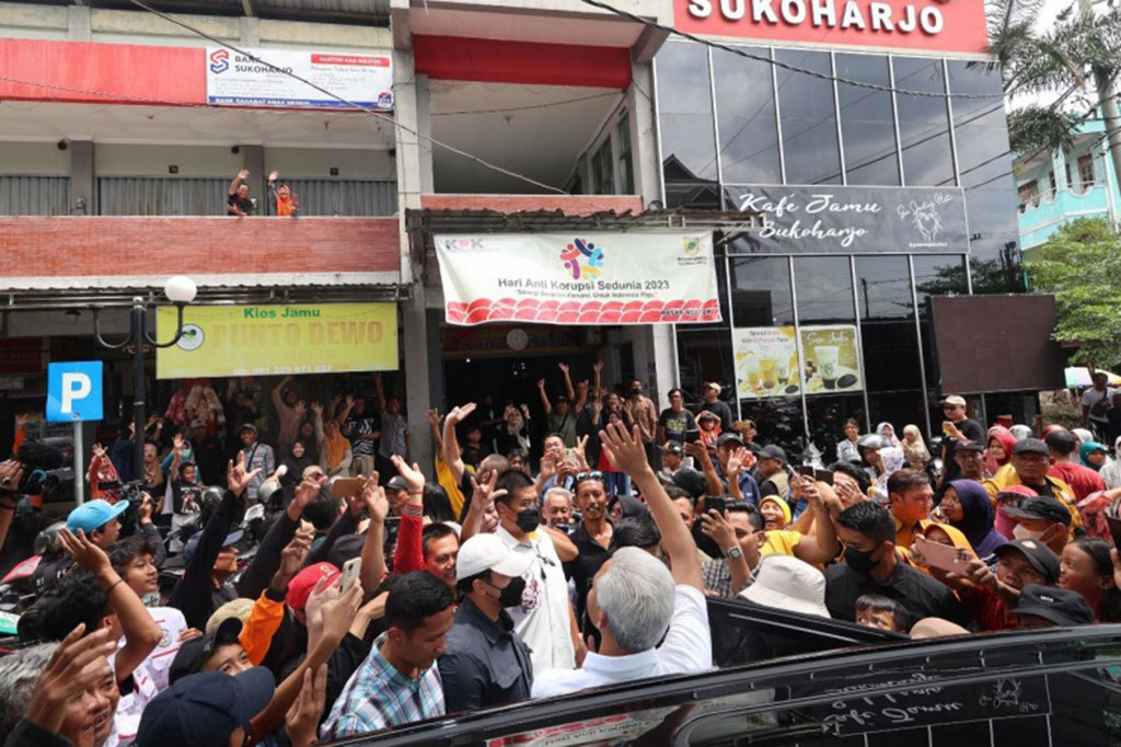 Lebih jauh dia ungkapkan, UMKM dan sektor usaha kecil penting mendapat perhatian serius dari pemerintah. Sebab sektor ini, mampu menjadi penopang pertumbuhan ekonomi bagi Indonesia.