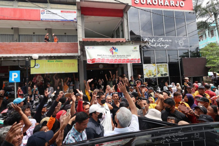 Lebih jauh dia ungkapkan, UMKM dan sektor usaha kecil penting mendapat perhatian serius dari pemerintah. Sebab sektor ini, mampu menjadi penopang pertumbuhan ekonomi bagi Indonesia.