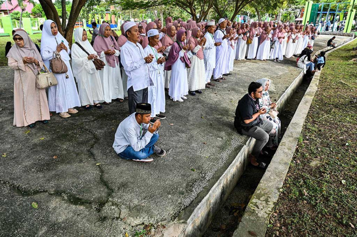 Masyarakat Aceh memanjatkan doa untuk para syuhada korban bencana tsunami 19 tahun silam yang digelar di Masjid Raya Baiturrahman, Banda Aceh.