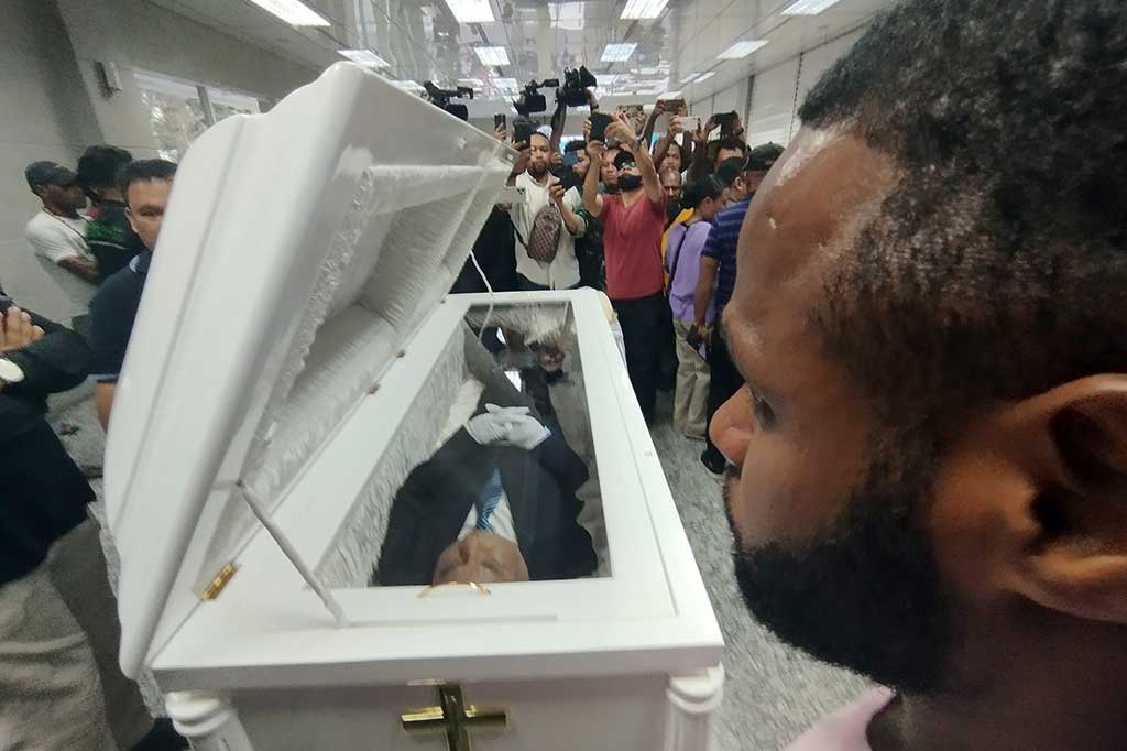 Jenazah Lukas Enembe untuk sementara disemayamkan di Rumah Duka dan Krematorium Sentosa, RSPAD, Gatot Subroto, Jakarta Pusat pada Selasa, 26 Desember 2023, untuk penghormatan terakhir sebelum dimakamkan di Papua.