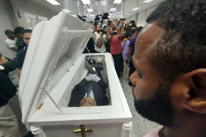 Jenazah Lukas Enembe untuk sementara disemayamkan di Rumah Duka dan Krematorium Sentosa, RSPAD, Gatot Subroto, Jakarta Pusat pada Selasa, 26 Desember 2023, untuk penghormatan terakhir sebelum dimakamkan di Papua.