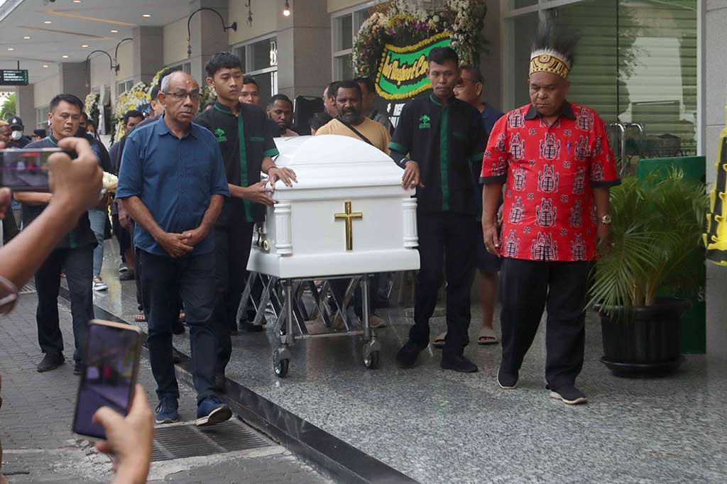 Pantauan di lokasi, peti beserta jenazah Lukas Enembe tiba di rumah duka pada pukul 17.00 WIB. Terlihat kerabat hingga keluarga dari Lukas terus berdatangan ke lokasi.