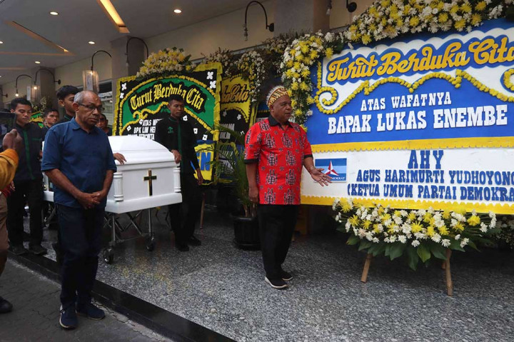 Nampak juga karangan bunga dari Ketua Umum Partai Demokrat Agus Harimurti Yudhoyono (AHY) dan Generasi Muda Kosgoro berjejer di rumah duka tersebut.