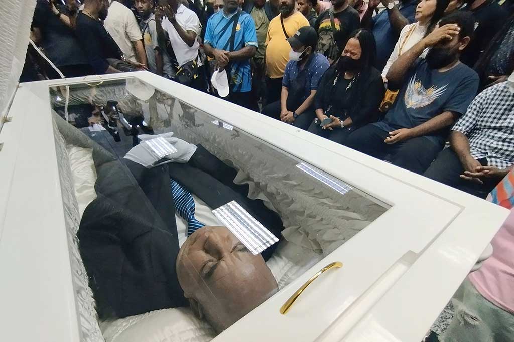 Pengacara Lukas, Petrus Bala Pattyona mengatakan pihaknya sedang berkoordinasi dengan Pemerintah Provinsi (Pemprov) Papua untuk kepulangan jenazah Lukas ke Papua. Rencananya jenazah akan berangkat dari Jakarta menuju Papua menggunakan pesawat pada Rabu, 27 Desember dini hari.