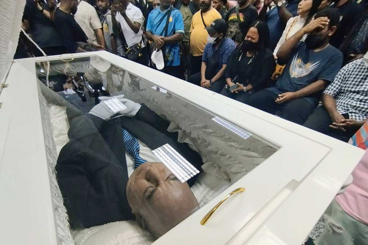 Pengacara Lukas, Petrus Bala Pattyona mengatakan pihaknya sedang berkoordinasi dengan Pemerintah Provinsi (Pemprov) Papua untuk kepulangan jenazah Lukas ke Papua. Rencananya jenazah akan berangkat dari Jakarta menuju Papua menggunakan pesawat pada Rabu, 27 Desember dini hari.