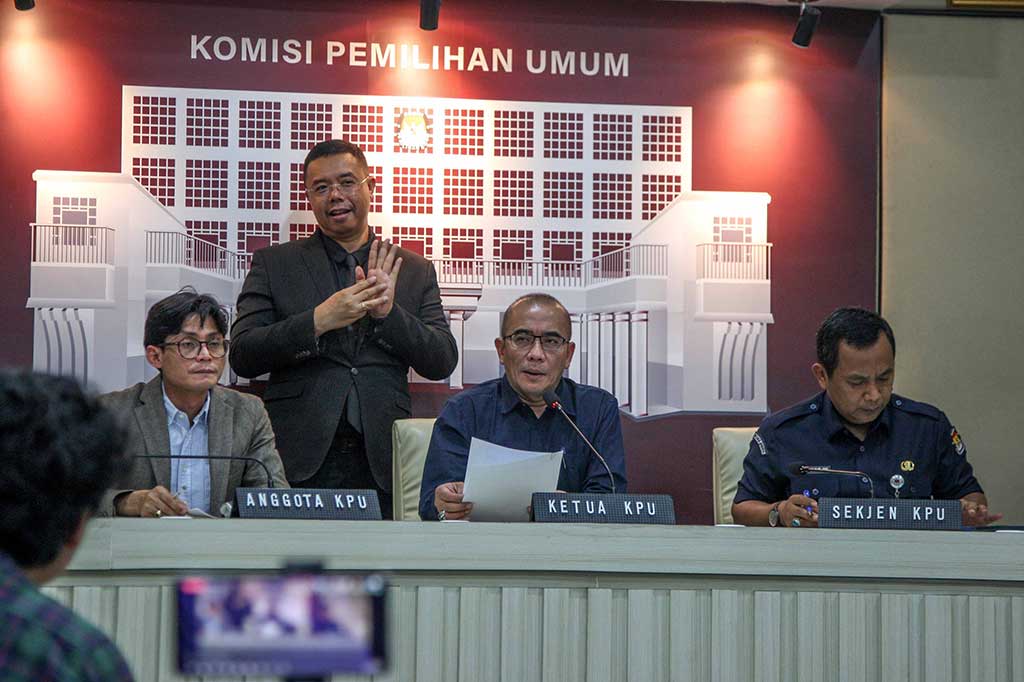 Sesuai PKPU Nomor 25 Tahun 2023, sambung Hasyim, pengiriman surat suara kepada pemilih melalui metode pos dimulai pada 2 hingga 11 Januari 2024. Meski demikian, Panitia Pemilihan Luar Negeri (PPLN) di Taipei ternyata telah mengirim surat suara ke pemilih pada 18 dan 25 Desember 2023.