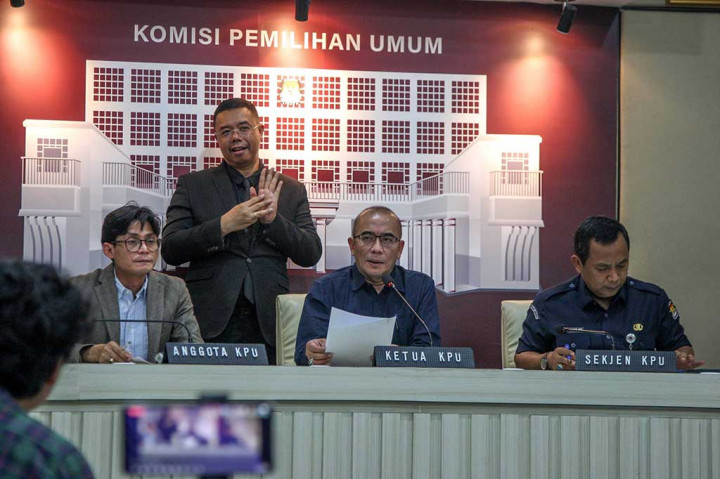 Sesuai PKPU Nomor 25 Tahun 2023, sambung Hasyim, pengiriman surat suara kepada pemilih melalui metode pos dimulai pada 2 hingga 11 Januari 2024. Meski demikian, Panitia Pemilihan Luar Negeri (PPLN) di Taipei ternyata telah mengirim surat suara ke pemilih pada 18 dan 25 Desember 2023.