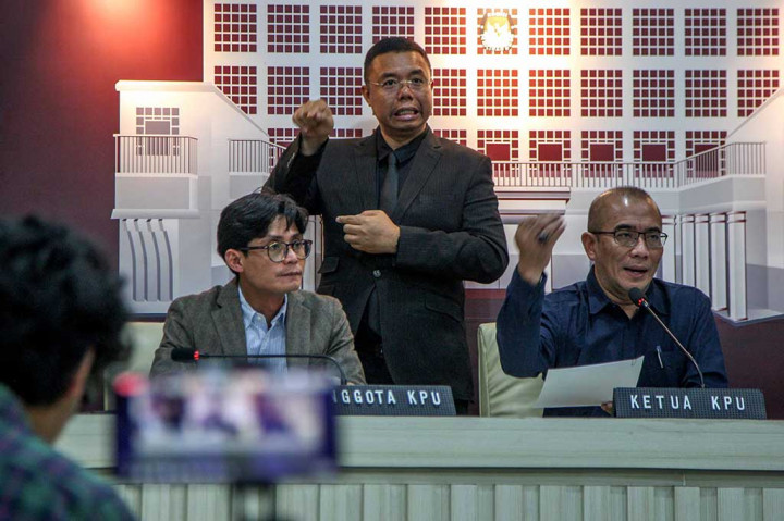 Hasyim mengungkapkan KPU telah mengambil empat tindakan atas kesalahan ini. Pertama, surat suara yang telah dikirim ke pemilih di Taiwan itu dinyatakan masuk ke kategori rusak dan tidak diperhitungkan.