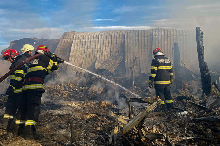 Petugas pemadam kebakaran bekerja untuk memadamkan api di lokasi wisma 'Ferma Dacilor' di Tohani, Rumania, Selasa, 26 Desember 2023 waktu setempat.