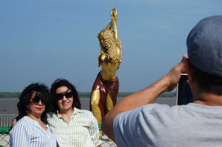 “Pinggul yang tidak berbohong, bakat unik, suara yang menggerakkan massa,” demikian bunyi tulisan di dasar patung yang diresmikan di tepi Sungai Magdalena pada upacara yang dihadiri oleh orang tua Shakira, William Mebarak dan Nidia Ripoll.