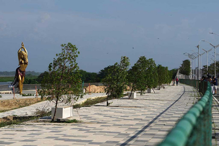 Shakira Isabel Mebarak Ripoll, ikon girl power Latina, telah menjual sekitar 80 juta album di seluruh dunia dan memenangkan tiga penghargaan Grammy.