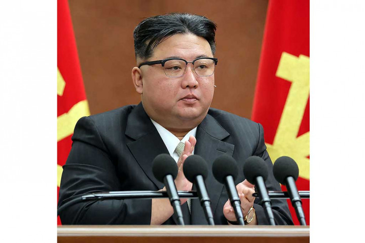 Dia juga mengatakan bahwa senjata strategis baru Pyongyang, termasuk satelit mata-matanya, telah dengan tegas menempatkan Korea Utara pada posisi kekuatan militer. 