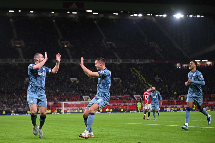 MU mengambil inisiatif menyerang terlebih dahulu, namun Aston Villa dapat mengimbangi permainan The Red Devils. Aston Villa bahkan dapat unggul terlebih dahulu pada menit ke-21 lewat eksekusi tendangan bebas John McGinn sehingga skor berubah menjadi 1-0.