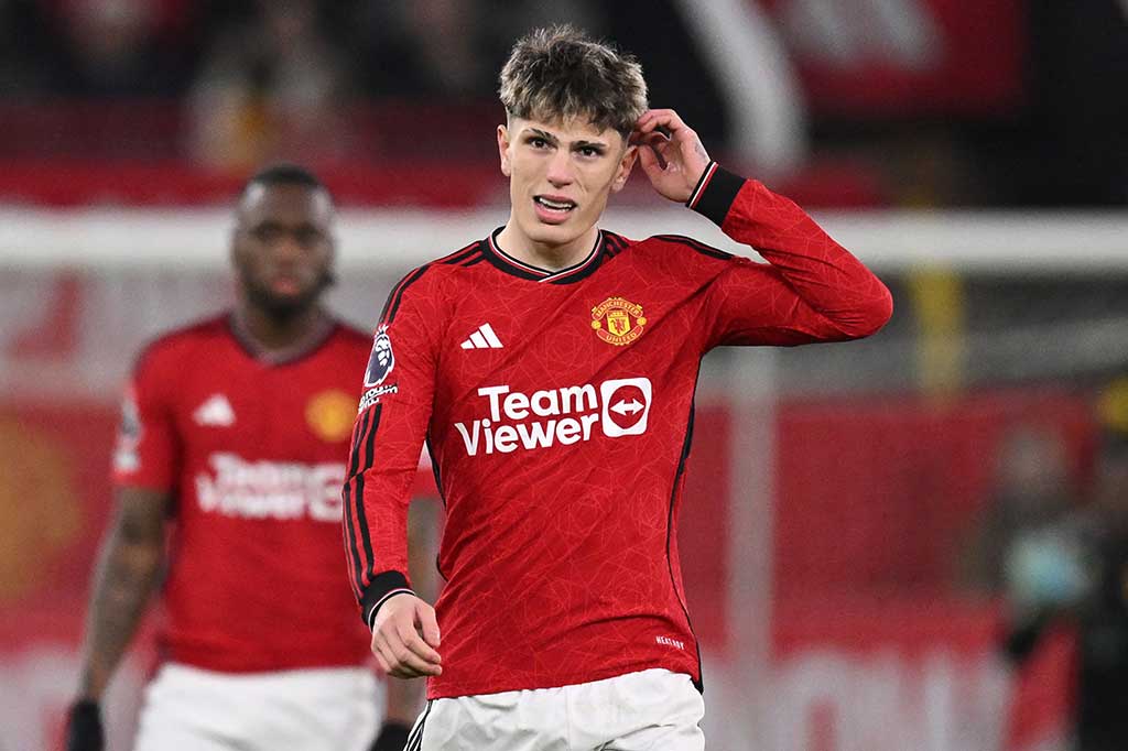 Memasuki babak kedua, skuad asuhan Erik ten Hag langsung mengambil inisiatif menyerang dan sempat membobol gawang Emi Martinez melalui gol Alejandro Garnacho, namun dianulir oleh VAR karena offside.