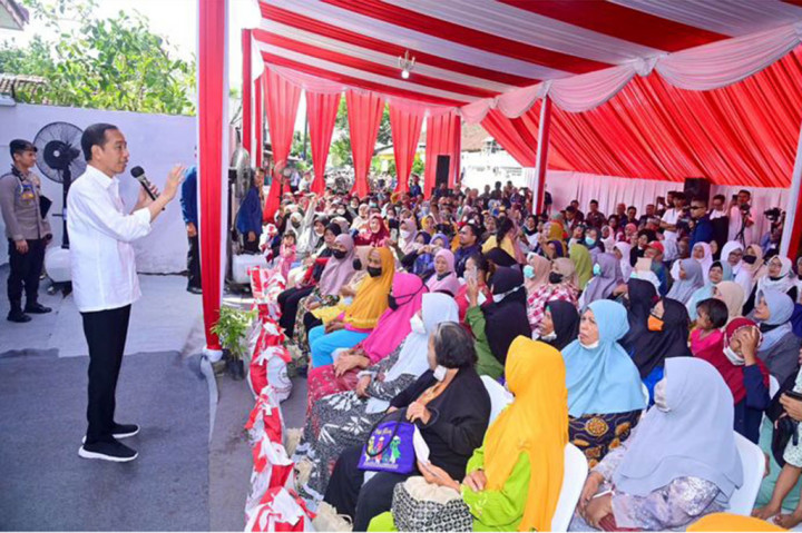 Presiden Joko Widodo menyerahkan Bantuan Langsung Tunai (BLT) El Nino kepada sejumlah penerima manfaat di Kantor Pos Genteng, Kabupaten Banyuwangi, Provinsi Jawa Timur, dalam kunjungan kerja di provinsi itu, Rabu, 27 Desember 2023.