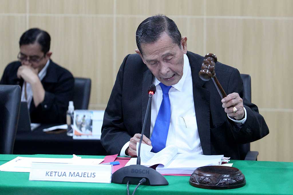  Majelis Sidang Kode Etik Dewas KPK menyatakan Ketua KPK nonaktif Firli Bahuri bersalah telah melanggar Kode Etik dan Kode Perilaku Insan KPK terkait pertemuannya dengan mantan Menteri Pertanian Syahrul Yasin Limpo (SYL). Dewas menjatuhkan sanksi terberat bagi insan KPK yakni diminta mengundurkan diri.