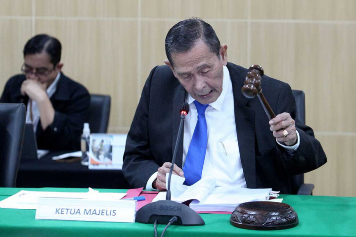  Majelis Sidang Kode Etik Dewas KPK menyatakan Ketua KPK nonaktif Firli Bahuri bersalah telah melanggar Kode Etik dan Kode Perilaku Insan KPK terkait pertemuannya dengan mantan Menteri Pertanian Syahrul Yasin Limpo (SYL). Dewas menjatuhkan sanksi terberat bagi insan KPK yakni diminta mengundurkan diri.