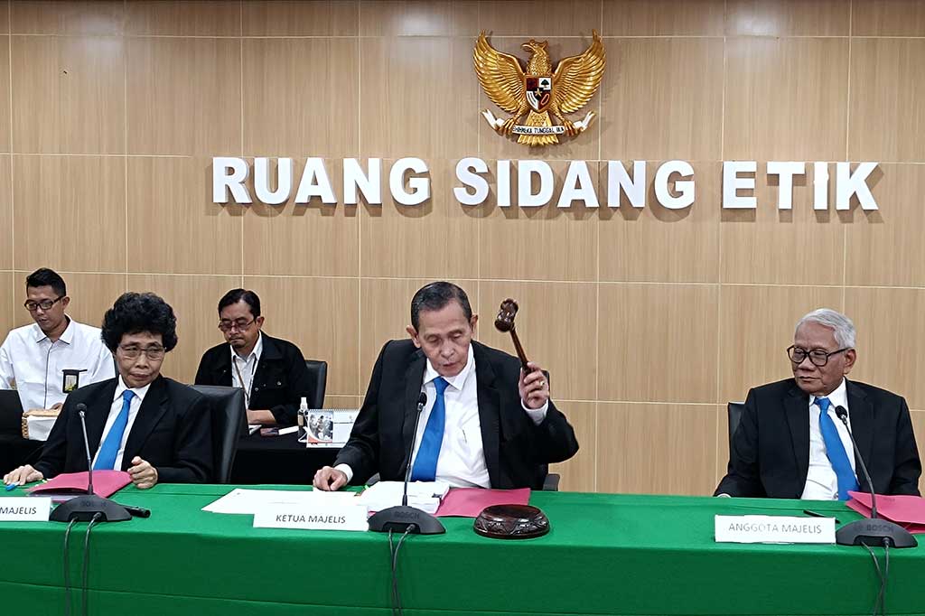 Ketua Dewan Pengawas KPK Tumpak Hatorangan Panggabean (kiri) didampingi dua anggota Dewas KPK Albertina Ho (kiri) dan Harjono memimpin sidang etik dengan pembacaan putusan terkait Ketua nonaktif KPK Firli Bahuri di gedung ACLC Komisi Pemberantasan Korupsi, Jakarta, Rabu, 27 Desember 2023.