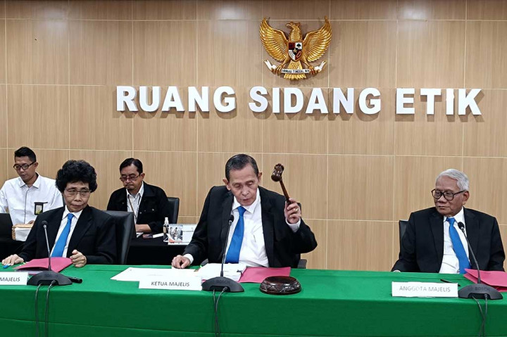 Ketua Dewan Pengawas KPK Tumpak Hatorangan Panggabean (kiri) didampingi dua anggota Dewas KPK Albertina Ho (kiri) dan Harjono memimpin sidang etik dengan pembacaan putusan terkait Ketua nonaktif KPK Firli Bahuri di gedung ACLC Komisi Pemberantasan Korupsi, Jakarta, Rabu, 27 Desember 2023.