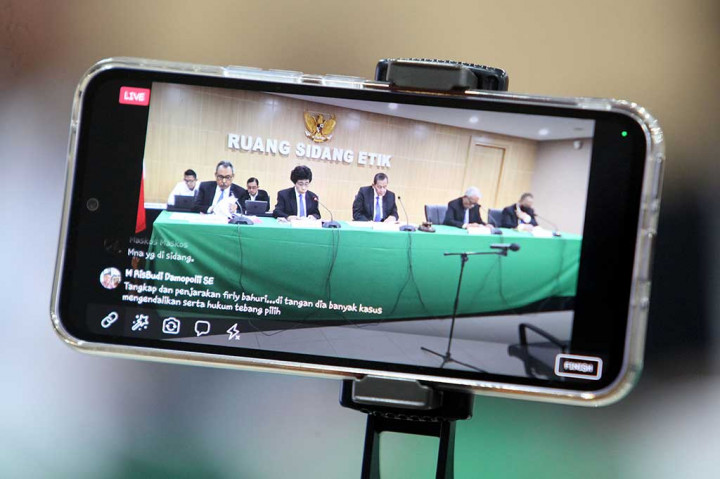 Tumpak menerangkan tindakan Firli yang tidak memberitahukan kepada sesama Pimpinan mengenai pertemuan dan komunikasi dengan Syahrul Yasin Limpo diduga menimbulkan benturan kepentingan. Dewas juga mengatakan perbuatan tersebut tidak menunjukkan keteladanan dalam tindakan dan perilaku sebagai pimpinan KPK.