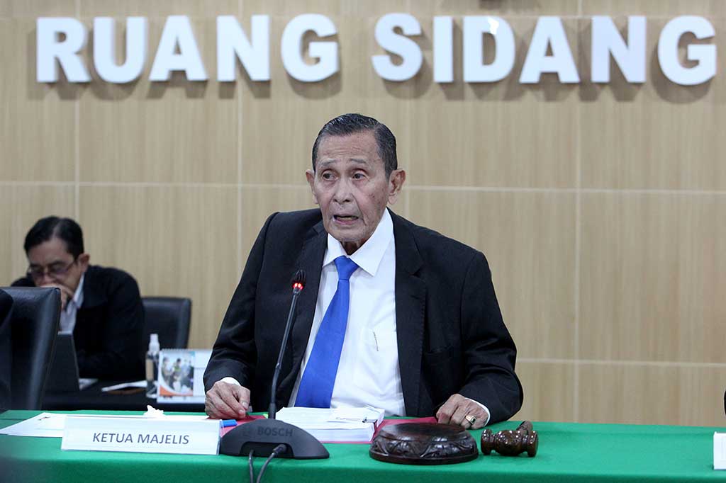 Tumpak menjelaskan perbuatan Firli juga dinyatakan telah melanggar Peraturan Dewan Pengawas Nomor 3 Tahun 2021 tentang Penegakan Kode Etik dan Kode Perilaku KPK Pasal 4 ayat (2) huruf a Pasal 4 ayat (1) huruf j dan Pasal 8 huruf e.