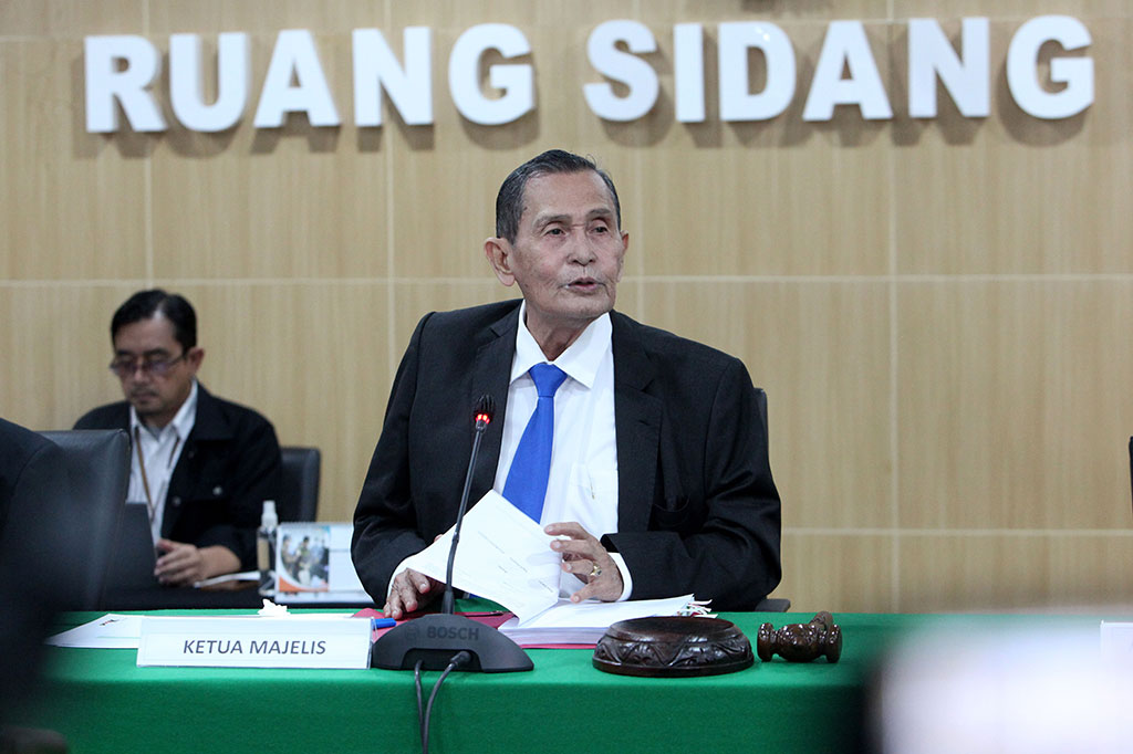 Atas pertimbangan tersebut, Dewas KPK kemudian menjatuhkan sanksi terberat bagi insan KPK yakni diminta mengundurkan diri. 