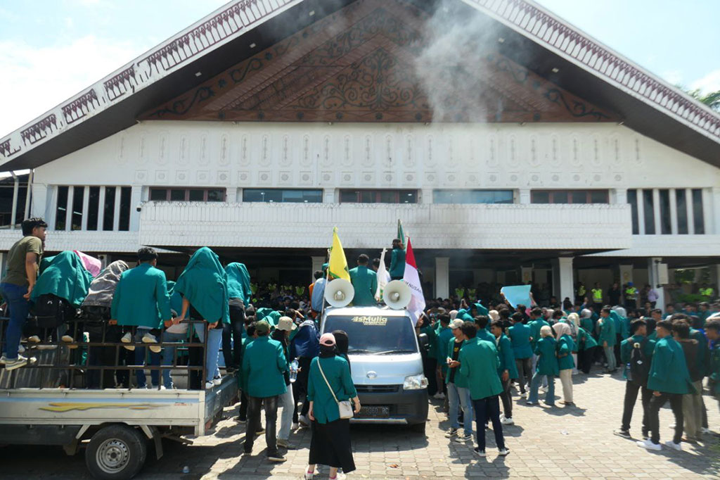 Sejumlah mahasiswa dari berbagai universitas di Aceh menggelar aksi demonstrasi di depan Gedung DPR Aceh, Rabu, 27 Desember 2023. Aksi tersebut dilakukan untuk menyampaikan aspirasi terkait kedatangan pengungsi Rohingya di Aceh.