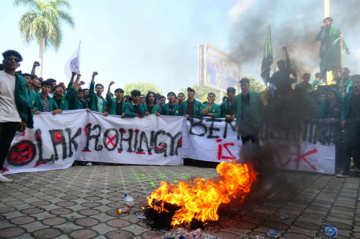Pantauan Medcom.id di lokasi, para mahasiswa memasuki halaman gedung DPR Aceh untuk melakukan orasi, mereka pun sempat membakar ban. Dalam aksinya, mereka menyampaikan beberapa tuntutan, di antaranya meminta Pemerintah Aceh dan pusat harus segera memulangkan pengungis Rohingya ke negara asalnya.