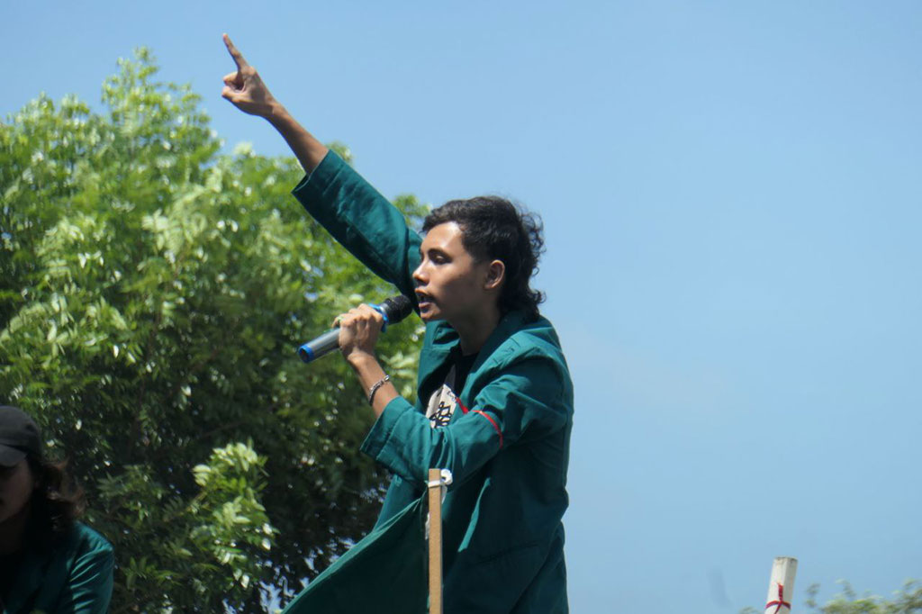 Khalilullah, salah satu mahasiswa yang ikut dalam aksi tersebut, mengatakan bahwa kedatangan pengungsi Rohingya telah menimbulkan keresahan di masyarakat Aceh. 