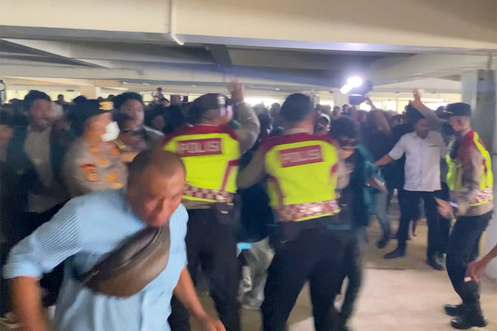 Ratusan mahasiswa masuk paksa ke basement gedung Balai Meuseuraya Aceh (BMA), Banda Aceh, tempat 135 pengungsi Rohingya ditampung sementara.