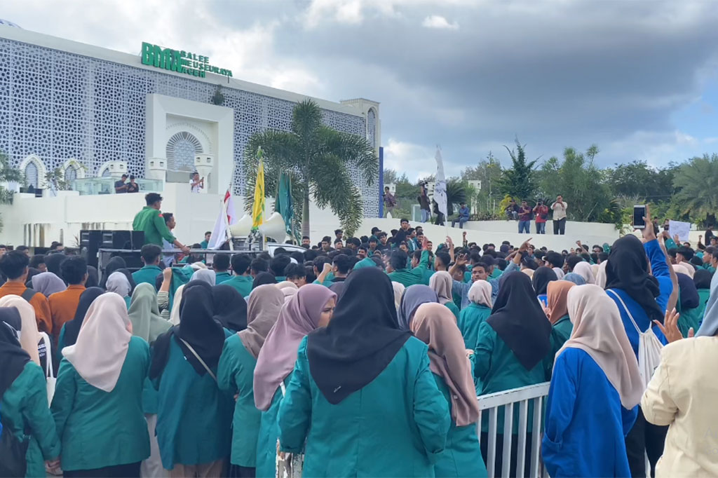 Ratusan mahasiswa dari berbagai universitas di Banda Aceh menyerbu Balai Meuseuraya Aceh (BMA) untuk memindahkan para pengungsi Rohingya ke Kantor Kanwil Kemenkumham Aceh, Rabu, 27 Desember 2023.