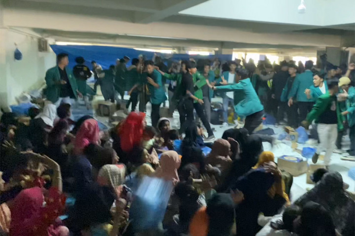 Mahasiswa menyerbu para pengungsi yang duduk di pojok bangunan. Sebagian dari mereka bahkan ada yang menendang dan melempar kardus berisi barang bawaan milik para pengungsi Rohingya tersebut.