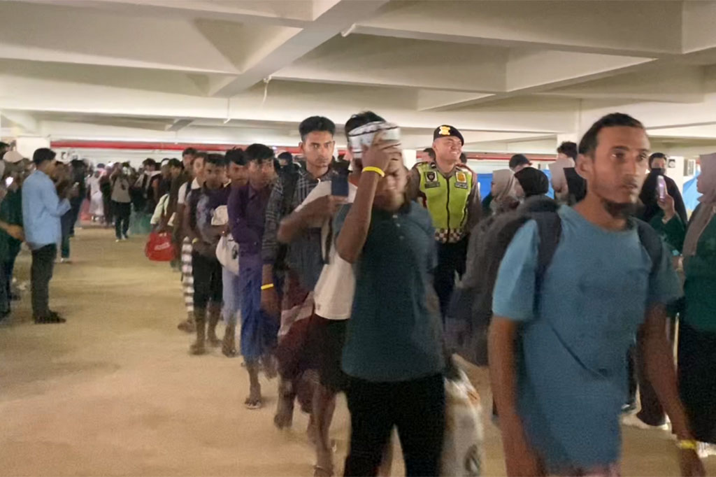 Selanjutnya ratusan pengungsi Rohingya di BMA tersebut diangkut menggunakan truk dan dibawa ke kantor Kanwil Kemenkumham Aceh.