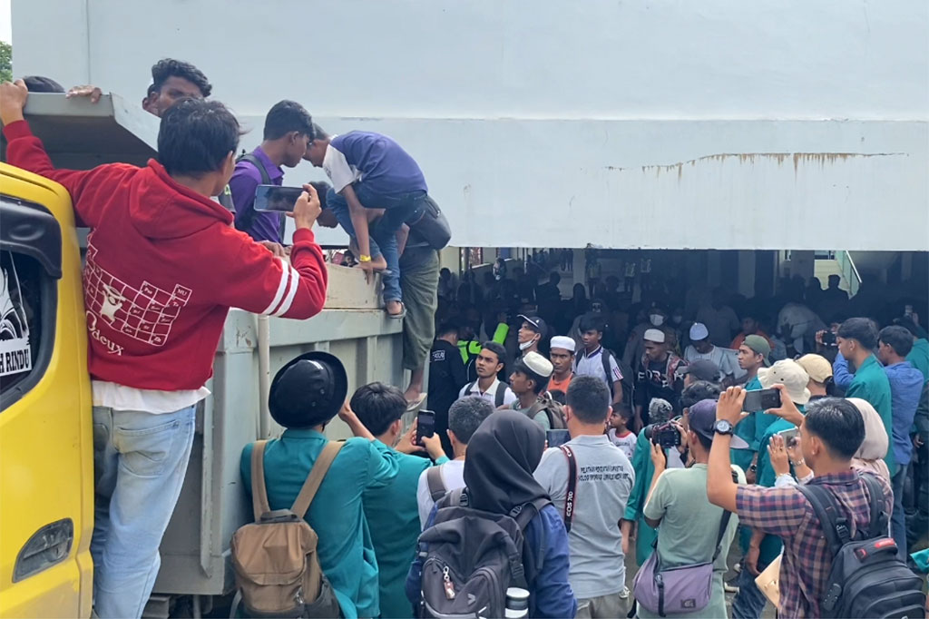 Mahasiswa Paksa Pengungsi Rohingya Pindah Ke Kantor Kanwil Kemenkumham Aceh