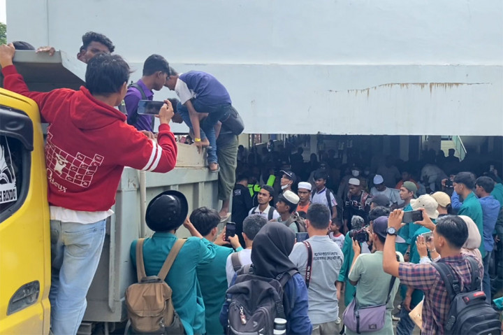 Saat ini ratusan pengungsi Rohingya tersebut duduk di halaman kantor Kanwil Kemenkumham Aceh, dan belum diketahui kemana selanjutnya nasib pengungsi Rohingya akan direlokasi. 