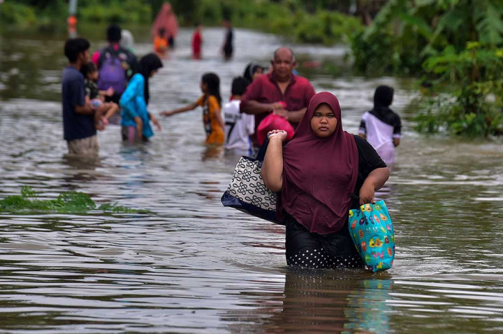 Banjir melanda Thailand selatan telah menewaskan sedikitnya enam orang dan berdampak pada puluhan ribu rumah tangga.