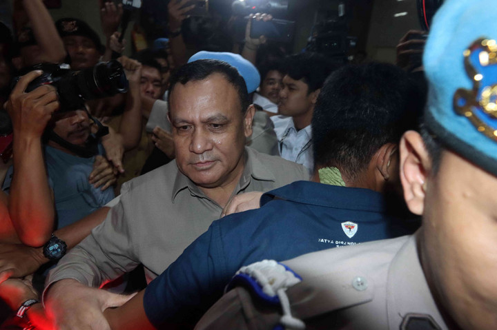 Ketua nonaktif KPK Firli Bahuri selesai menjalani pemeriksaan hampir selama 11 jam di lantai 6 ruang Dittipidkor Bareskrim Polri, Jakarta, Rabu, 27 Desember 2023 malam, lagi-lagi tanpa ditahan.