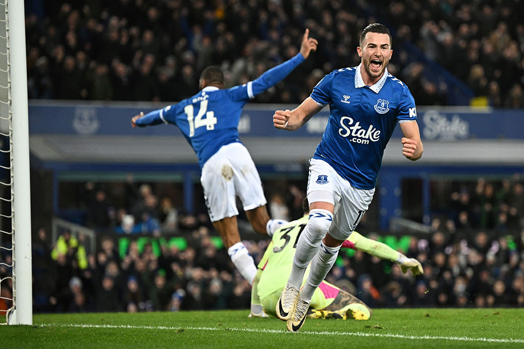 The Citizens yang mengincar gelar juara Liga Inggris untuk keempat kalinya secara beruntun, berada dalam masalah saat tertinggal 0-1 di Goodison Park, berkat gol dari mantan pemain City Jack Harrison, pada menit ke-29. Skor 1-0 untuk Everton bertahan hingga jeda.