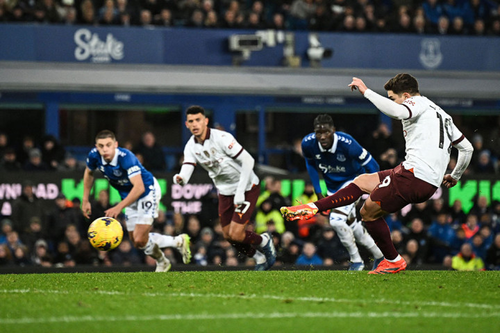 Julian Alvarez kemudian membawa tim tamu berbalik memimpin melalui eksekusi penaltinya pada menit ke-64, setelah sebelumnya Amadou Onana handball di kotak terlarang.