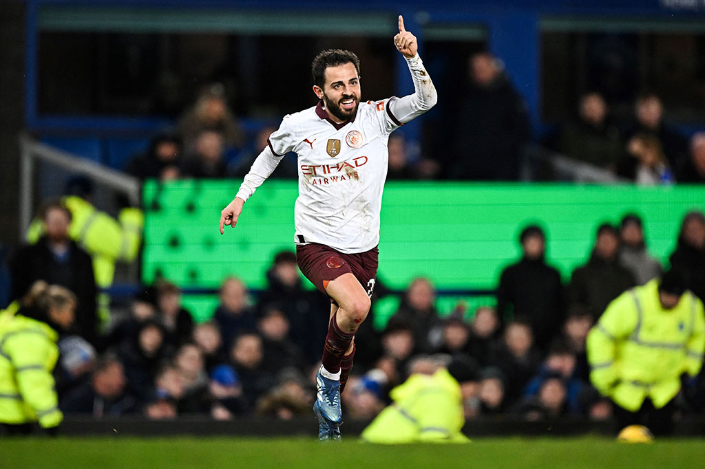 Bernardo Silva melengkapi penampilan brilian City di babak kedua, dengan memaksimalkan kesalahan Pickford pada fase akhir laga dan mencungkil bola melewati penjagaan sang kiper Everton. Skor berkesudahan 3-1 untuk Man City.