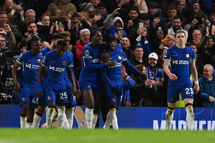 Noni Madueke mencetak gol penentu kemenangan dari titik penalti saat Chelsea menundukkan Crystal Palace dengan skor 2-1 pada pertandingan Liga Inggris di Stamford Bridge, Kamis, 28 Desember 2023 dini hari WIB.