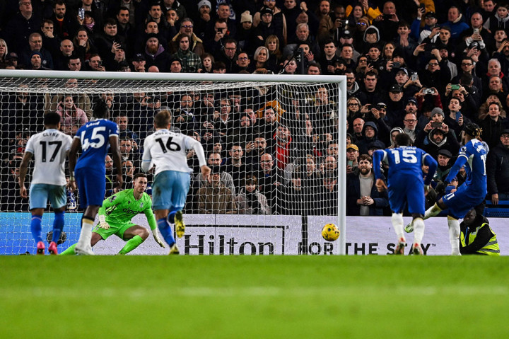Pelanggaran terhadap Madueke membuat timnya mendapat penalti pada menit ke-89, dan pemain Inggris itu sendiri yang menjadi eksekutor untuk mencetak gol penentu kemenangan bagi Chelsea.