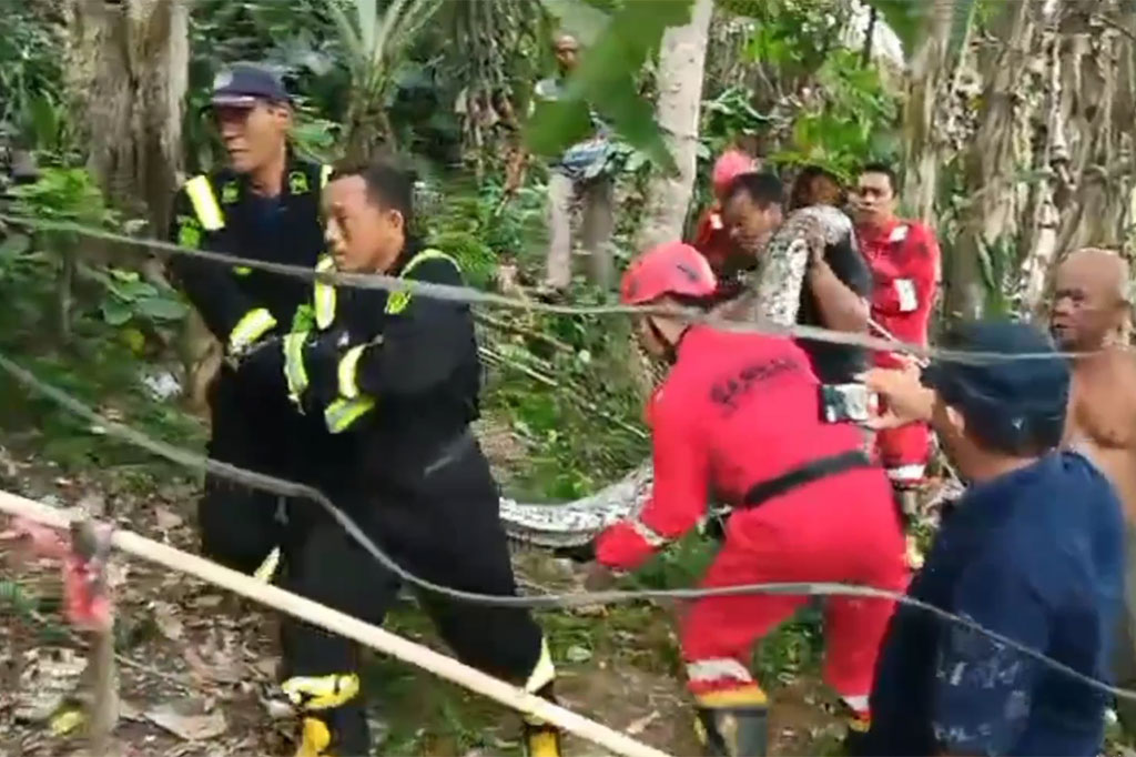Proses penangkapan berlangsung cukup sengit, sebab ular besar ini melakukan perlawanan dan beberapa kali mencoba menyerang petugas. Dengan kerja keras, akhirnya ular yang berusaha kabur dari sarangnya ini ditangkap dan dibawa petugas ke tempat yang lebih aman.