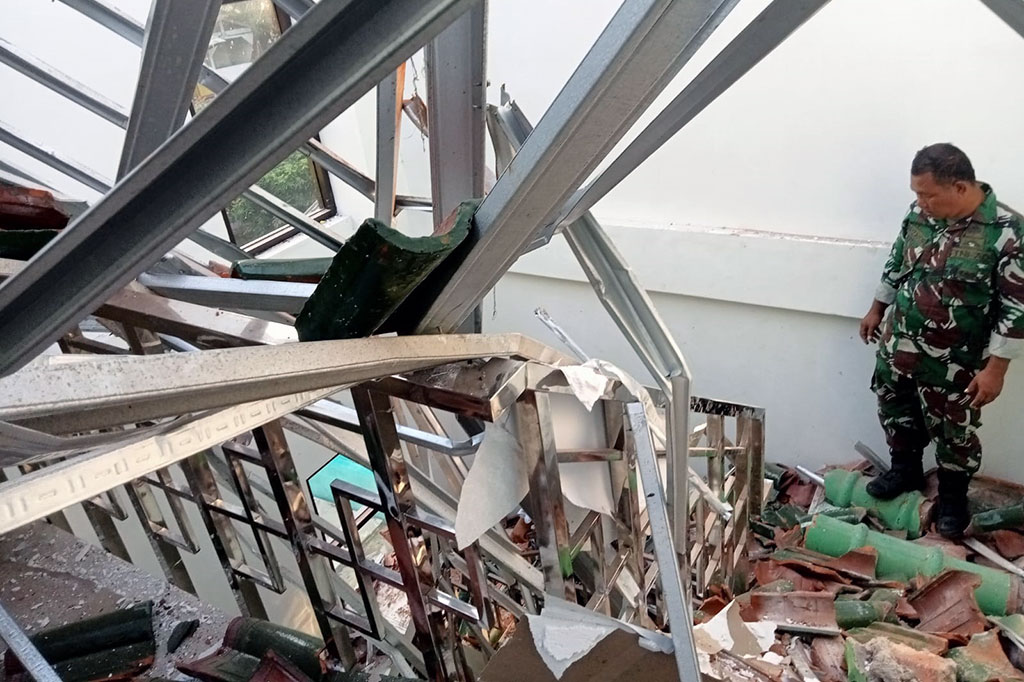 Gempa bumi berkekuatan magnitudo 5,5 mengguncang Kabupaten Pangandaran, Jawa Barat, Kamis, 28 Desember 2023 sekitar pukul 05.43 WIB.  Gempa bumi berdampak pada bangunan Kantor Urusan Agama (KUA) di Kecamatan Cipatujah yang roboh hingga, dinding rumah di Kecamatan Salawu ambruk. 