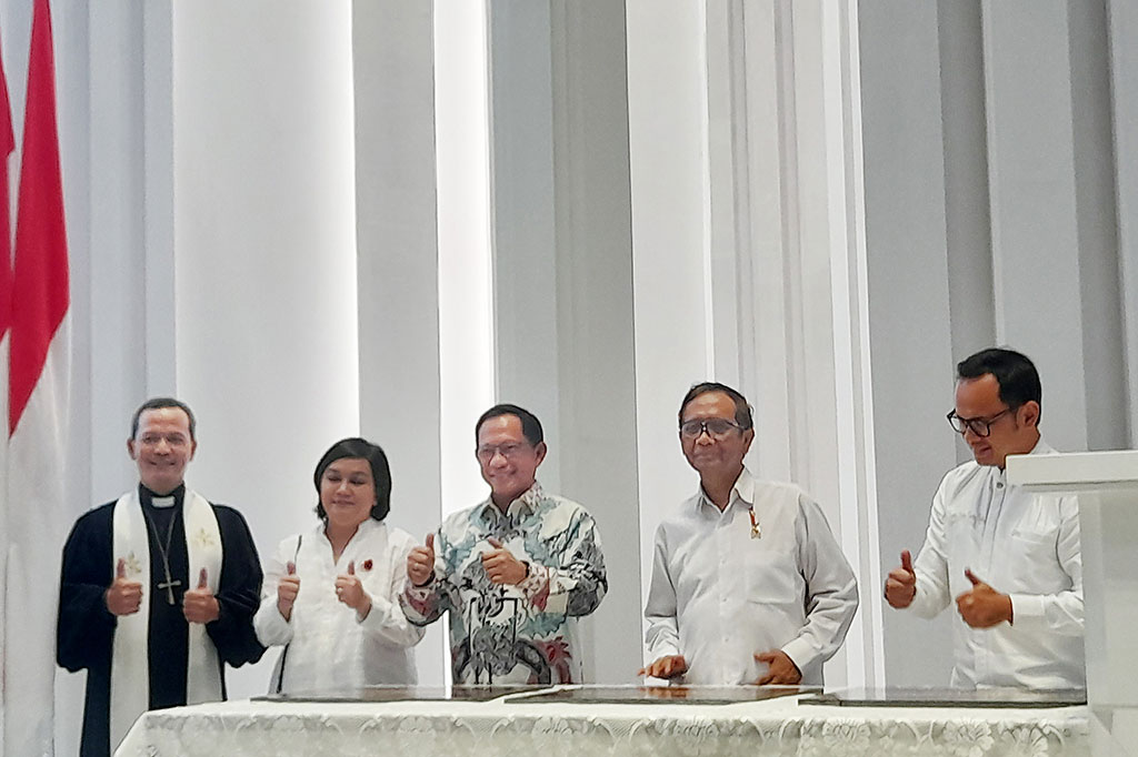 9 April, Menkopolhukam Mahfud MD, Mendagri Tito Karnavian, Wali Kota Bogor Bima Arya dan sejumlah perwakilan dari Forum Kerukunan Umat Bergama menghadiri peresmian pembukaan Gereja Kristen Indonesia (GKI) Pengadilan atau GKI Yasmin di Bogor, Jawa Barat, yang pembangunannya telah melalui proses panjang selama 15 tahun terakhir.